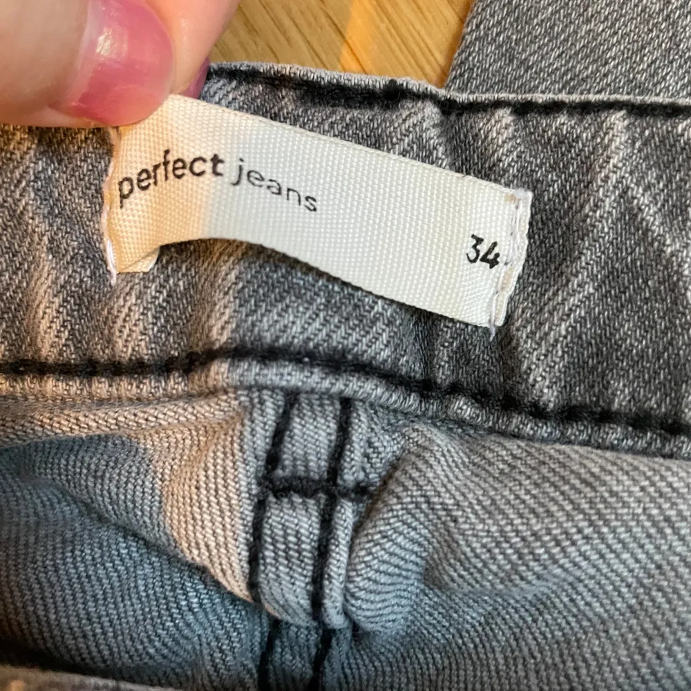 🌨️🌨️Jättefina bootcut jeans från Gina, inte helt högmidjade och har stretch. De är slitna vid hälarna men annars inte större tecken på användning. . Jeans & Byxor.