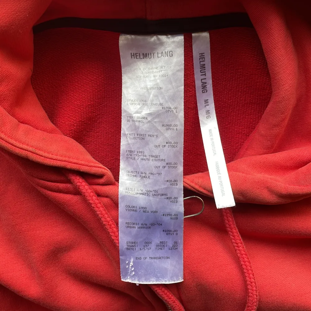 Helmut lang hoodie i dunder skick förutom att den är lite urtvättad. Passar L. Hoodies.