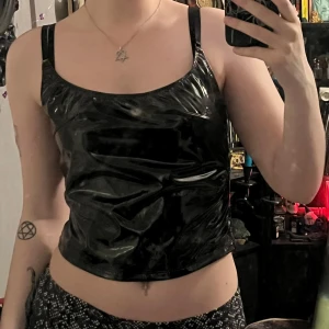 latex linne - så snygg men är men tycker den satt lite löst på mig. mjukt material på insidan och har en dragkedja på sidan. kan även justera axelbanden. märket är musera, osäker på vad det är. använd köp nu!