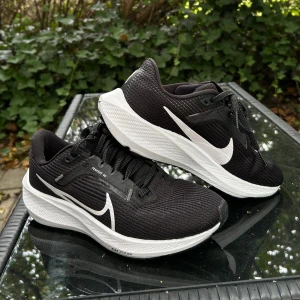 Nike Pegasus träningsskor - Säljer mina Nike Pegasus som är i väldigt bra skick då jag endast dem inomhus  💓💓 Köpta för 1600 kr på Stadium och säljer för 480 kr 💕