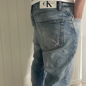 Calvin Klein Jeans  - Ljusblå Calvin Klein jeans ny skick  (Han på bilden är 180)