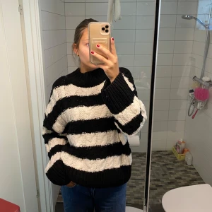 Randig stickad teöja - Så mysig och varm stickad tröja från stradivarius. Storlek M och sitter lite oversized på mig som vanligtvis har S och är 170🥰