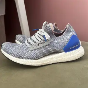 Adidas Ultra Boost i grå och blå färg. Mycket fint skick.