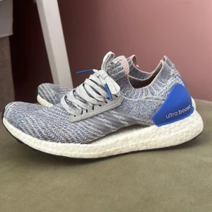 Adidas Ultra Boost  - Adidas Ultra Boost i grå och blå färg. Mycket fint skick.
