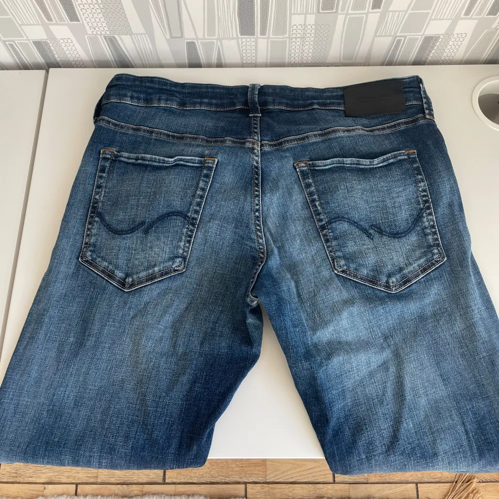 Tjena, säljer mina Jack and Jones Jeans  i den trendiga modellen Glenn. Jeansen är knappt använda, cond 8,5/10. Nypris: 1100kr, hör av er vid minsta intresse//Anton . Jeans & Byxor.