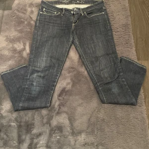 Jeans - Säljer dessa jeans med slits, fint skick🤍lowwaist