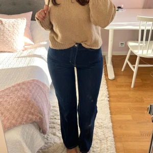 Jeans - Vill kolla om mina favorit jeansen har en efterfrågan 🥹 Så himla snygga i modell Rowe från weekday som inte längre säljs vad jag vet! En liten slitage på knät men ingenting man lägger större koll på men därav även priset 🫶🏻Kolla på bilderna !