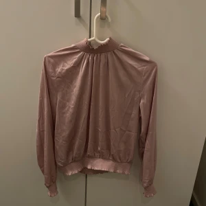 Sammet tröja - Säljer denna super fina sammet topp. Fint skick🤍