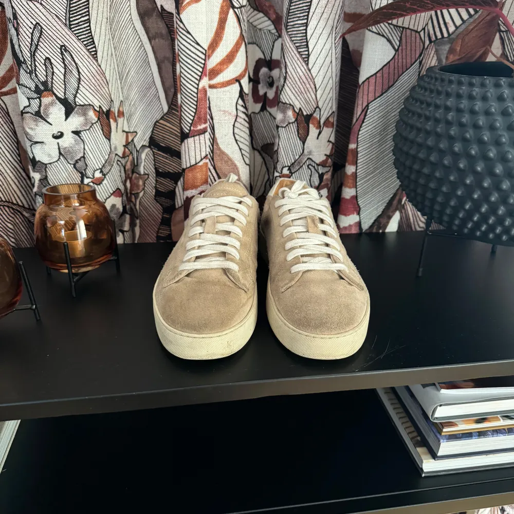 Säljer ett par snygga beige sneakers i mocka. Skorna är i bra skick och märket är tiger of Sweden. Pris kan diskuteras!. Skor.