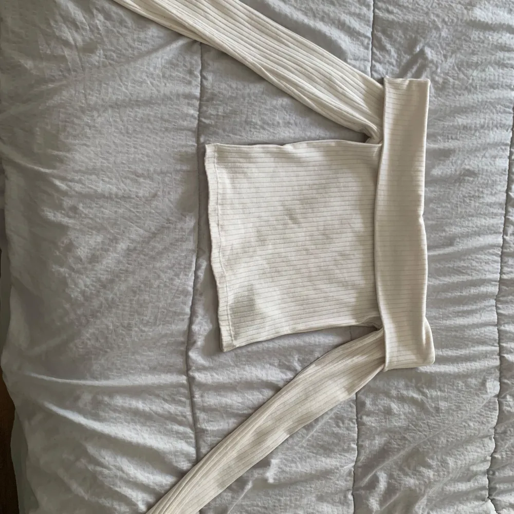 Hej, jag säljer denna jättefina of shoulder toppen från hm som jag tror inte finns längre. Använd typ ca 3 gånger❤️❤️hoppas nån är intresserad. Pris kan diskuteras . Yläosat.