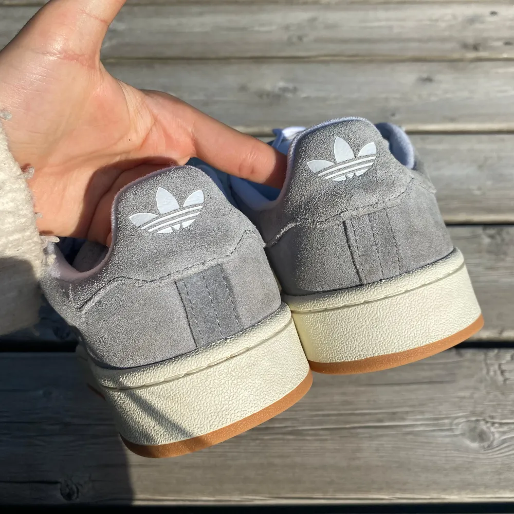 Gråa Adidas campus 00s i nyskick som jag tyvärr måste sälja då de inte passar! Köpt på Vinted och nästan aldrig använda. Lådan finns kvar och de kommer med extra gråa snören❤️. Skor.