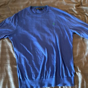 Ralph Louren tröja -  Jättefin stickad tröja i Kashmir mix använd chatt tio gånger skickat är som nytt och fortfarande lent om mjukt material det finns inga defekter eller Tecken på användning och den är inte nopprig 