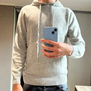 Säljer min merinoull hoodie i nyskick. Inga defekter elr liknande då den endast e använd 2-3 gånger. Han på bild är 183cm o väger 70kg, lite liten på honom. Skit snygg hoodie som passar till de mesta. Hör av er vid funderingar.