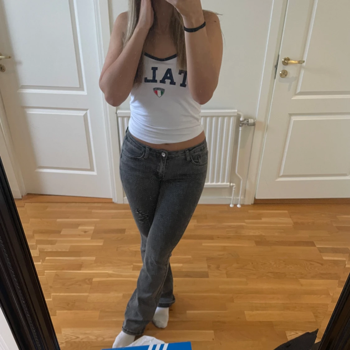 Gråa jeans