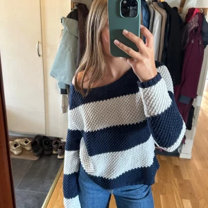 Randig stickad tröja - Randig, stickad tröja i bra skick, strl S. Köparen står för frakten. 