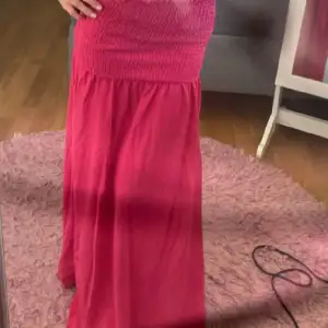 Säljer denna rosa maxi kjolen, igentligen är det en klänning men det funkar som båda, köpte på plick och den är i bra skick. för fler bilder och frågor är det bara att fråga!!💓