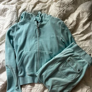 Juicy Couture byxor - Säljer byxorna i stolek m i denna annons men säljer även hoodie i stolek s i en annan annons. Både byxorna och tröjan är använda fåtal gånger