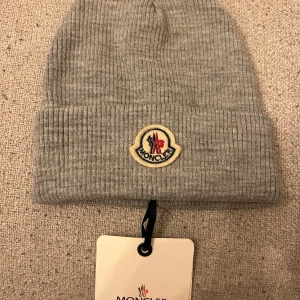 Moncler mössa - Säljer en helt ny oanvänd Moncler mössa  Nypris mellan 2000-3000 kr  Mitt pris: 799