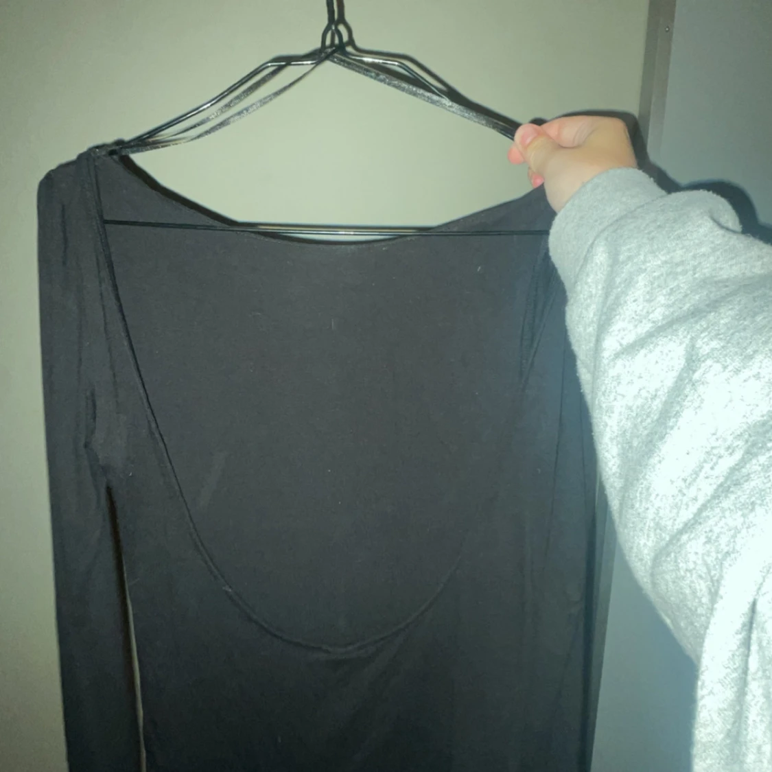 Tajt svart tröja med öppenrygg