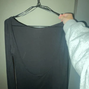 Tajt svart tröja med öppenrygg - en tajt svart långärmd tröja med öppen rygg ifrån gina tricot. Storlek S använd Max 2 gånger 
