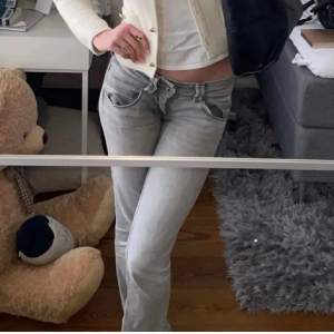 Första bilden är lånad, Super snygga Peppe jeans lågmidjade! Jag skulle säga att dom är i storlek S för dom passar perfekt för mig som är 160💞Köpta på plick men aldrig använda av mig! Skriv gärna vid funderingar 