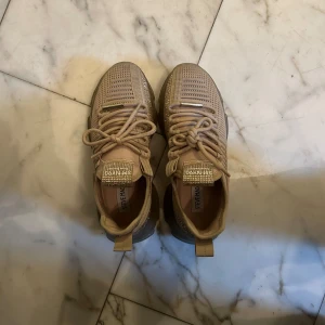 Steve madden skor   - använda 2 gånger, som ny inga skador ny pris är 1300kr nu 750 pris kan diskuteras 
