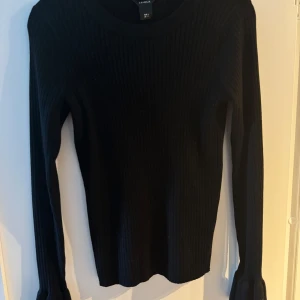 Svart ribbad tröja från Lindex - Säljer en stilren svart ribbad tröja från Lindex i storlek S. Tröjan har långa ärmar och en klassisk rund halsringning. Perfekt för både vardag och fest! 🖤