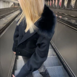 meotine jacka  - svart meotine jacka storlek xs/s, jätte bra skick inga defekter!! 