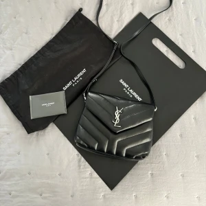 YSL Loulou toy bag - Ysl loulou toy bag. Perfekta väskan! Nypris: 15739kr. Svart med silver detaljer. Kommer med allt inkluderat, dustbag, kartongen & Saint Laurent cards. Skicket är mycket bra endast använd fåtalet gånger. Enda att anmärka på är lätt skav mot kanter