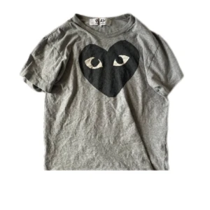 CDG t shirt - skriv för mer info!😁 storlek Medium