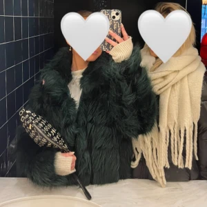 Pälsjacka - Säljer denna varma perfekta jackan för vinter/hösten! Köpt på Nelly förra året🤍