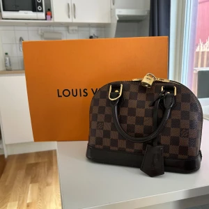 Alma BB  - Köptes från Vestiaire Collective i april för 14 270kr. Mindre defekter på väskan som jag upptäckte när jag fick hem den, skriv till mig för att se bilder samt allt som medföljer ÄKTENSSKAPS BEVIS FINNS!!
