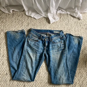 Lågmidjade Bootcut Jeans Tommy Hilfiger - Säljer dessa lågmidjade bootcut jeans från Tommy Hilfiger. Midjemått:84cm, Innrebenlängd: 90cm. Det funkar fint att trycka på ”Köp nu”. 