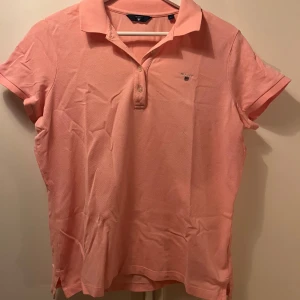 Gant Piké  - Rosa/aprikos Gant Piké. Fint skick. Strl L.