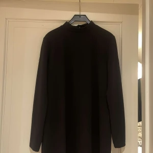 Klänning  - Svart fin klänning ifrån JDY köpt från Zalando. Ingår ett band att sätta i midjan! 🖤 använd fåtal gånger och är i strl 34 🖤