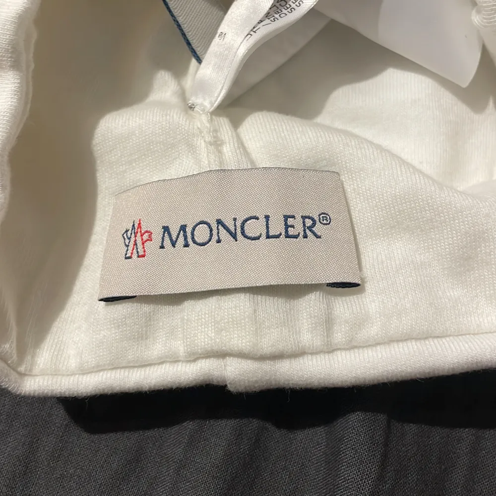 Säljer en moncler mössa one size perfekt nu till hösten obs är lite liten i storleken . Accessoarer.