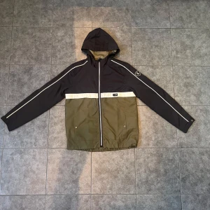 Windbreaker  - En sylsynt windbreaker från märket garcia. Passar S eller XS. Skick 9/10