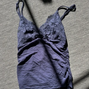 Topp - Hejsan säljer en jättegullig topp använd minst 3 gånger Toppen är i storlek M men passar nog även S