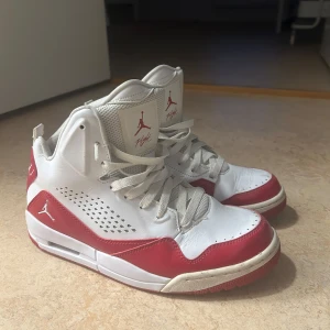 Jordans flight - Storlek 42, bra skick (lite creasade), snygga till hösten, för mer frågor kom dm 