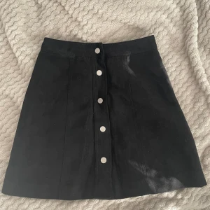 Svart kjol med knappar - Svart kjol med knappar som endast är testad🖤Säljer då den är för liten för mig. 