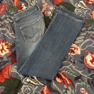 Lågmidjade jeans - Super snygga och trendiga lågmidjade bootcut jeans *Priset går att diskutera* Hör av er till mig om mer information/bilder😊
