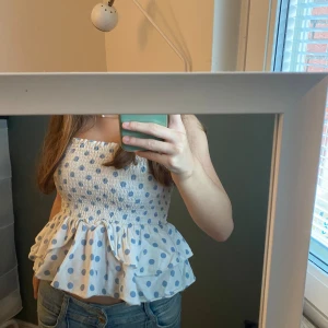 Jätte söt topp - Säljer en super söt topp från Zara, passar till allt💋💋pris kan diskuteras 