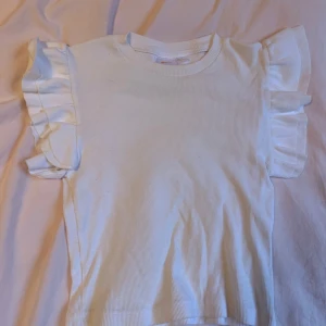 Fin tröja! 🫶 - Fin tröja/blus från Gina tricot i väldigt bra skick! Säljer pga dålig användning men sitter jättefint på! Toppen är i storlek 146/152 men passar även xxs och xs. Använd nåra gånger förra sommaren.🫶💕