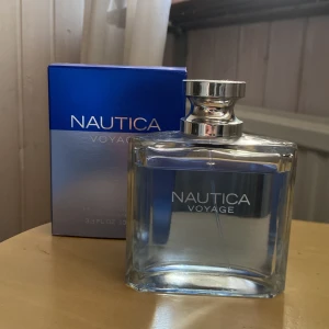 Nautica voyage - Väldigt fräsch parfym som luktar som havet, löv, och äpple i en bra kombination. 85/100 ml kvar. Säljer då jag inte använder den så mycket och behöver lite extra pengar. Hör av er vid minsta fundering, byten kan vara intressant☺️