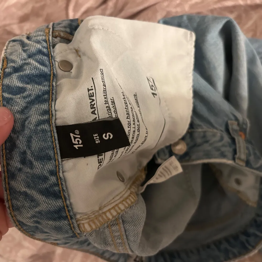 Ett par blå low waist jeans från Lager 157. Dom är i storlek S och säljs för att dom tyvärr inte kommer till användning längre. Inga större definitioner och har använts flitigt 🩵. Jeans & Byxor.