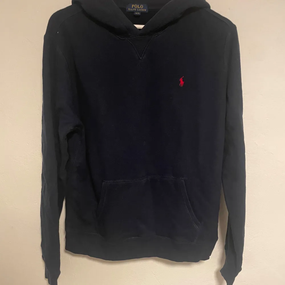 Ralph Lauren Hoodie fint skick 7/10, Det är barnstorlek men passar som en M. Hör av er i dm vid frågor eller mer bilder. Priset ej hugget i sten! Nypris runt 900. Hoodies.