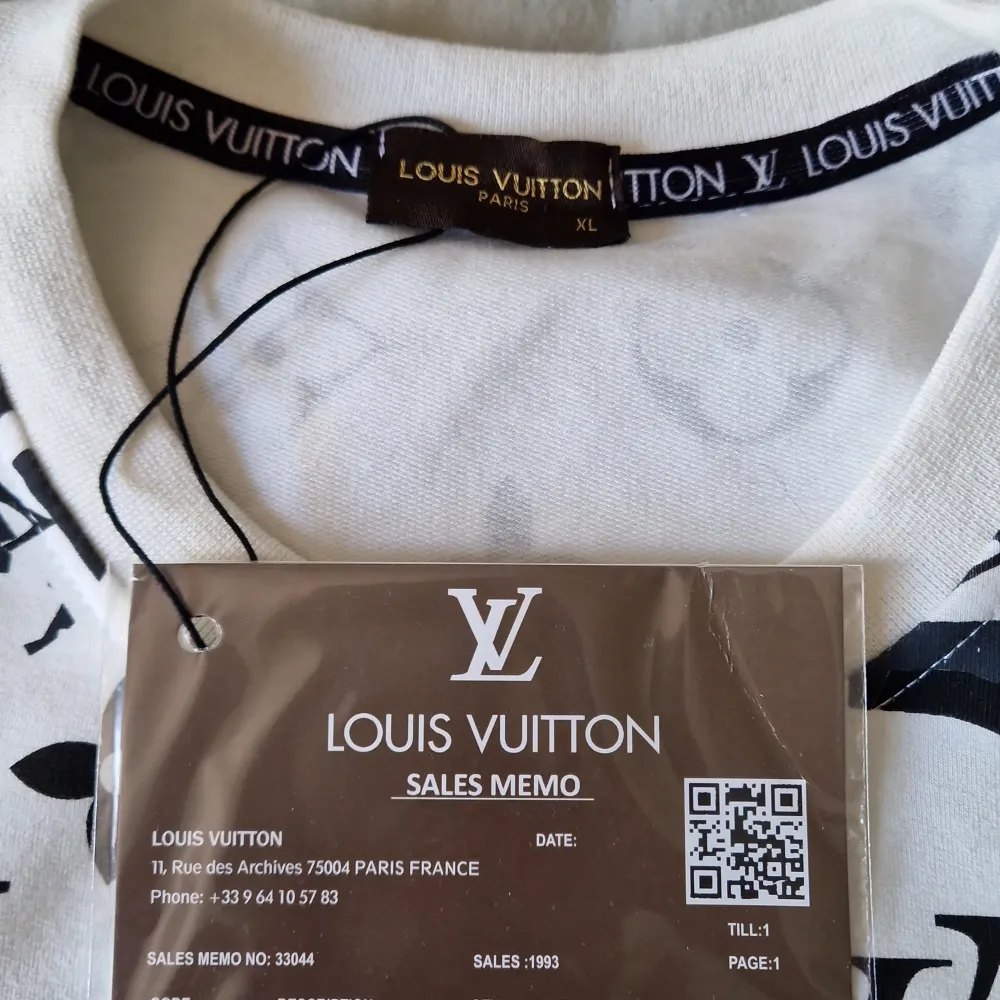 Säljer en snygg och stilren vit tröja från Louis Vuitton med deras ikoniska monogram i svart. Tröjan är gjord av 95% bomull och 5% lycra, vilket gör den både bekväm och stretchig. Perfekt för både vardag och fest! Mer åt storleken LARGE.. Tröjor & Koftor.