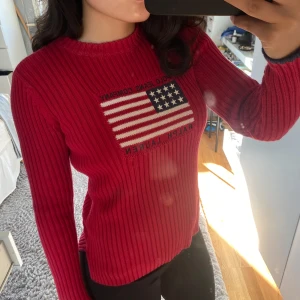 Polo tröja - En ribbad långärmad tröja som är 100% bomull. Den har en liten slits på sidan. Plagglängden är 54cm och bröstbredden 33cm  men ganska strechig❤️