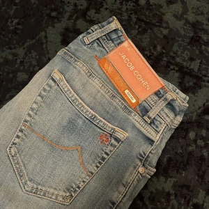 Jacob Cohen jeans  - Säljer ett par sjyssta brallor. I bra skick. Dom är limeterade till 855 brallor. Tveka inte på att höra av er vid flera frågor.