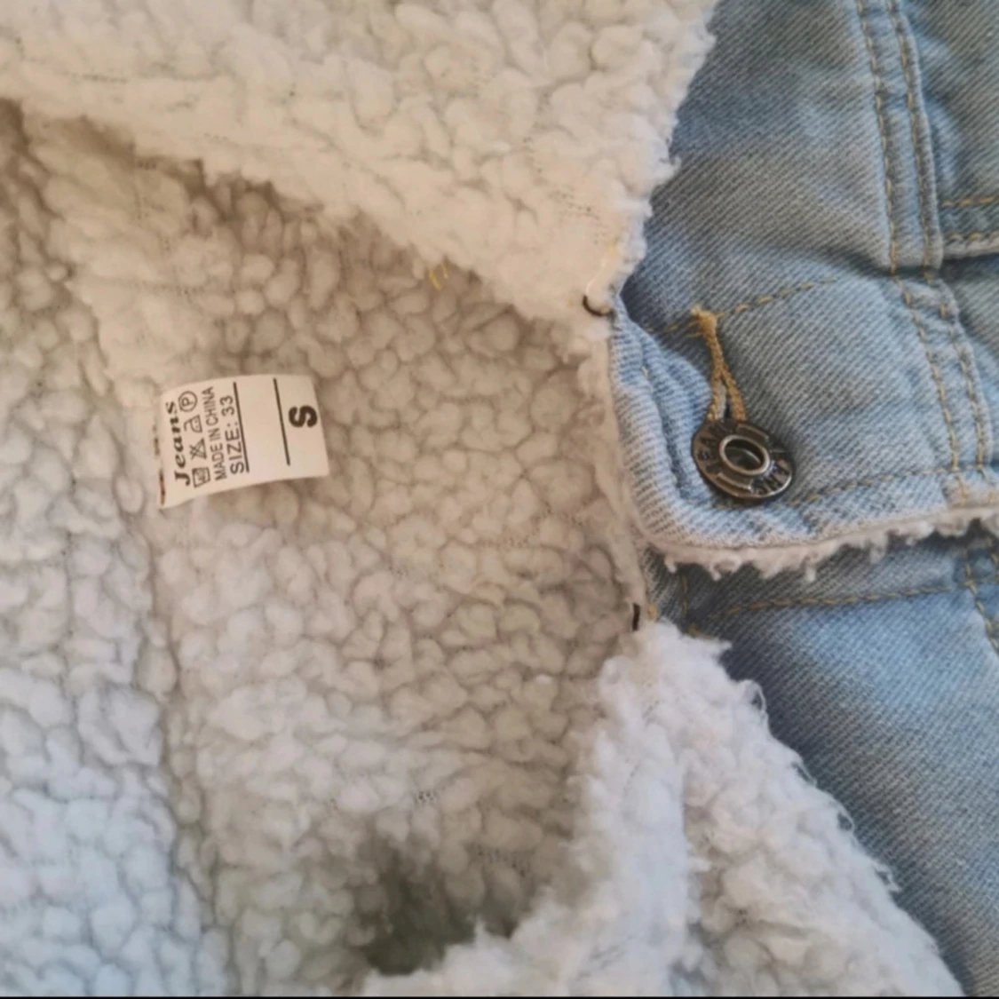 Ljusblå jeansjacka med teddyfoder - 91